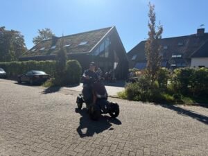 Marco Hardebol vertrekt op zijn scootmobiel bij ’t Bouwhuys in Houten voor een gezamenlijke rit