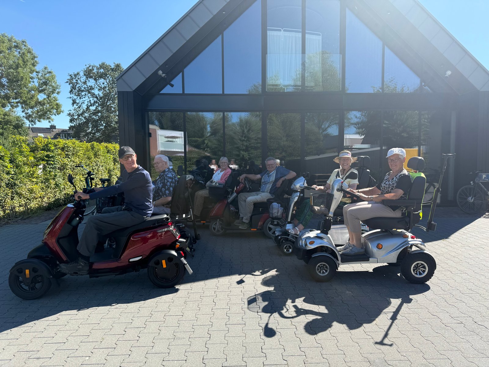 Marco Hardebol en deelnemers van Scootstersclub Houten met hun scootmobielen bij ’t Bouwhuys in Houten