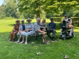 Deelnemers van Scootstersclub Houten tijdens een gezamenlijke zomerrit door Amelisweerd