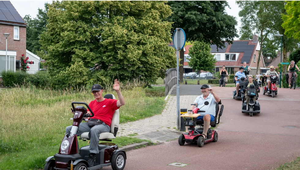 Marco Hardebol rijdt voorop tijdens een gezamenlijke scootmobielrit van Scootmobielclub Houten